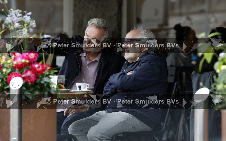 Amsterdam 27 juli 2026
Tom Egbers met een kennis op terras bij Wildschut in Amsterdam zuid