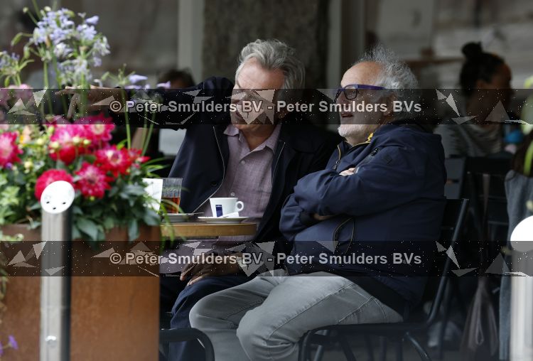 Amsterdam 27 juli 2026
Tom Egbers met een kennis op terras bij Wildschut in Amsterdam zuid