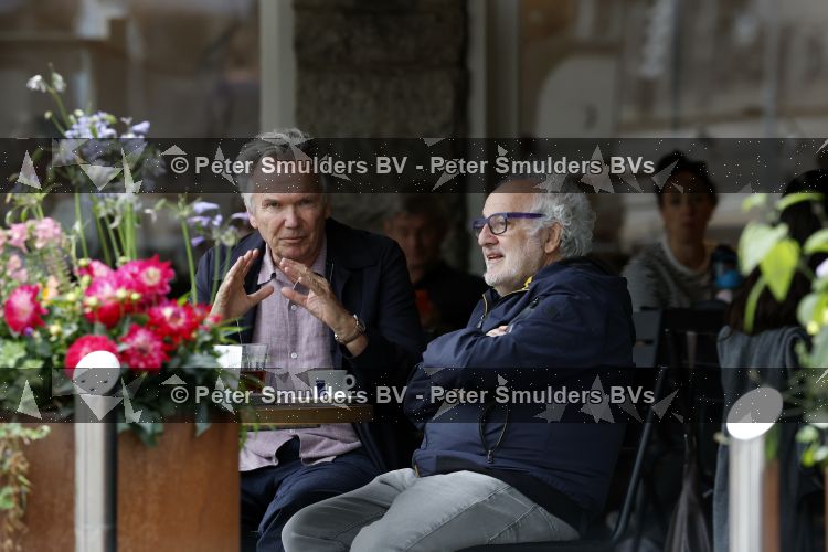 Amsterdam 27 juli 2026
Tom Egbers met een kennis op terras bij Wildschut in Amsterdam zuid