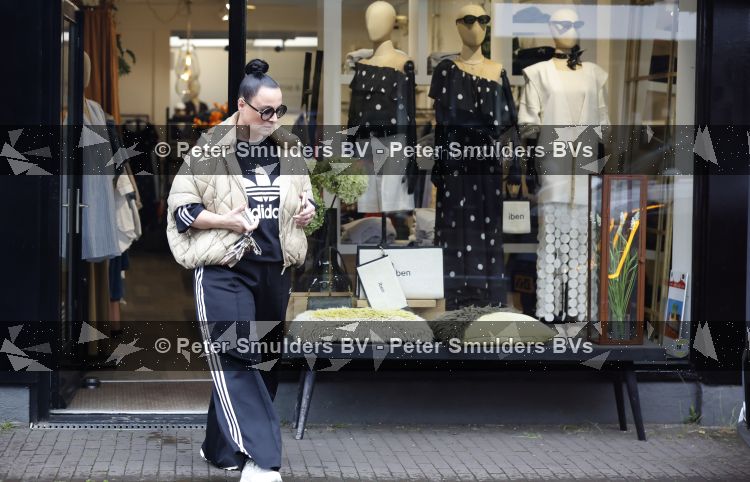 Abcoude 19 mei 2026
Trijntje Oosterhuis doet boodschappen in Abcoude 