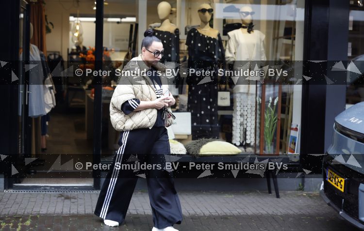 Abcoude 19 mei 2026
Trijntje Oosterhuis doet boodschappen in Abcoude 