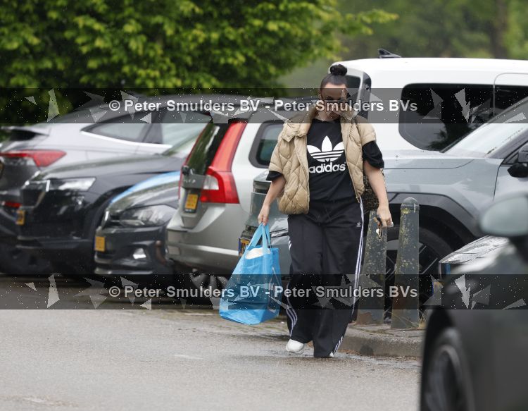 Abcoude 19 mei 2026
Trijntje Oosterhuis doet boodschappen in Abcoude 