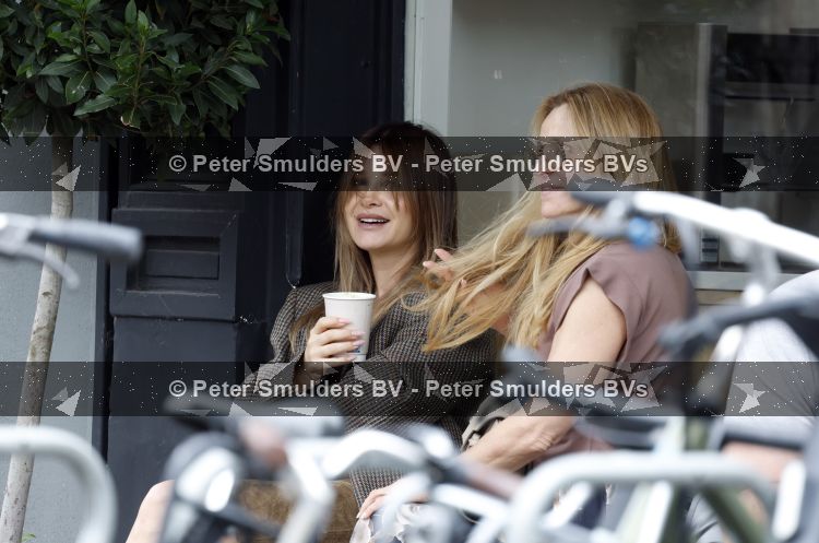 Amsterdam 27 juli 2026
Victoria Koblenko drinkt met een vriendin een koffietje in Amsterdam zuid.