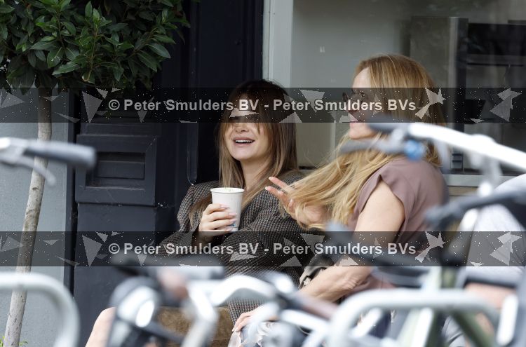 Amsterdam 27 juli 2026
Victoria Koblenko drinkt met een vriendin een koffietje in Amsterdam zuid.