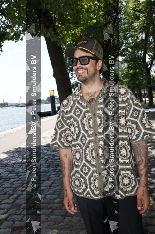 Rotterdam 1 juli 2026
Presentatie de pianoman van Jeroen v d Boom . Gastoptredens zijn er van Mart Hoogkamer Glennis Grace Waylon Luuk v d Boom Kimberly Fransens en Sezina Kelsey