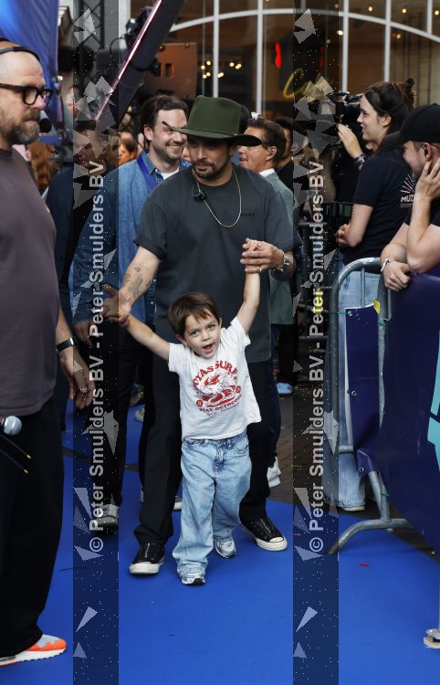 Zwolle 8 juli 2026
Muziekfeest op het Plein. Waylon had zijn zoontje mee genomen 