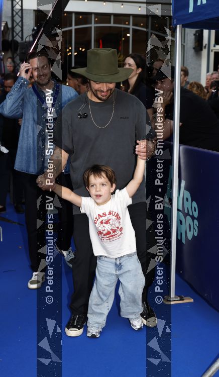 Zwolle 8 juli 2026
Muziekfeest op het Plein. Waylon had zijn zoontje mee genomen 