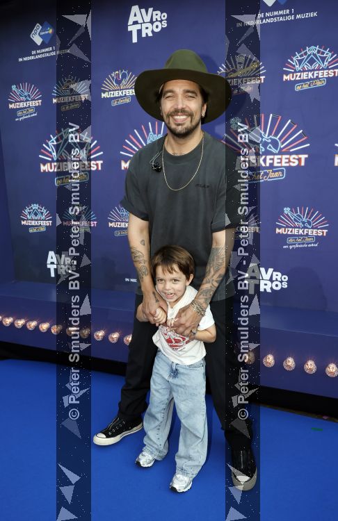 Zwolle 8 juli 2026
Muziekfeest op het Plein. Waylon had zijn zoontje mee genomen 