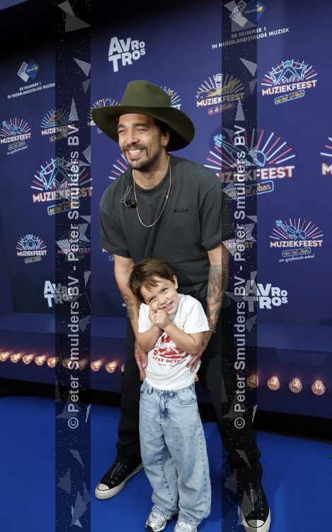 Zwolle 8 juli 2026
Muziekfeest op het Plein. Waylon had zijn zoontje mee genomen 