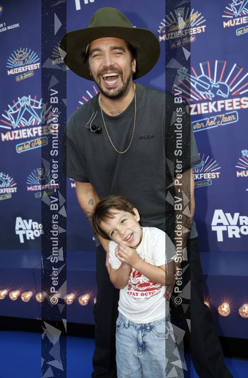 Zwolle 8 juli 2026
Muziekfeest op het Plein. Waylon had zijn zoontje mee genomen 
