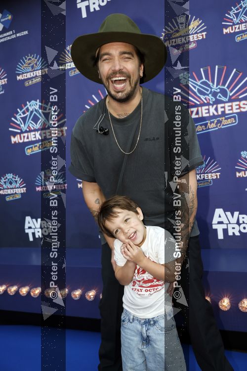 Zwolle 8 juli 2026
Muziekfeest op het Plein. Waylon had zijn zoontje mee genomen 