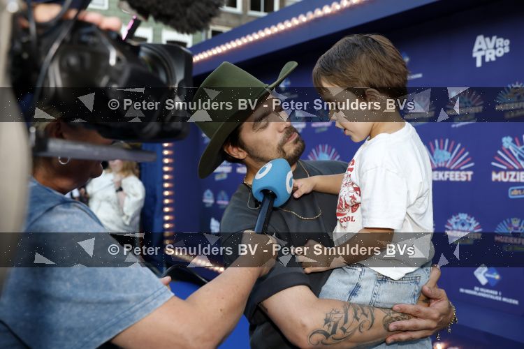 Zwolle 8 juli 2026
Muziekfeest op het Plein. Waylon had zijn zoontje mee genomen 