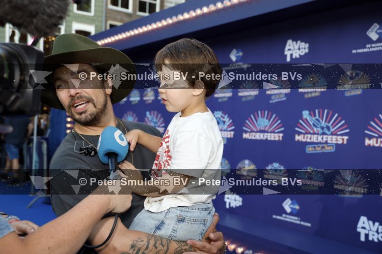 Zwolle 8 juli 2026
Muziekfeest op het Plein. Waylon had zijn zoontje mee genomen 