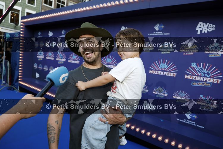 Zwolle 8 juli 2026
Muziekfeest op het Plein. Waylon had zijn zoontje mee genomen 