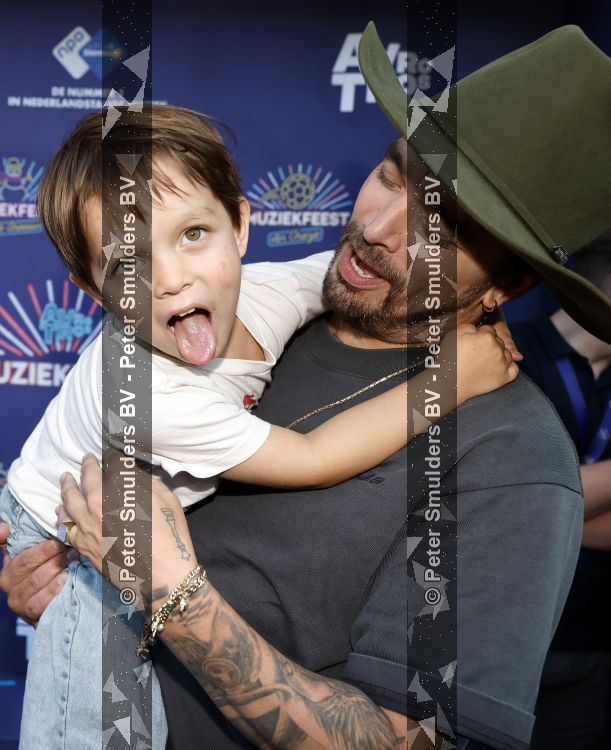Zwolle 8 juli 2026
Muziekfeest op het Plein. Waylon had zijn zoontje mee genomen 