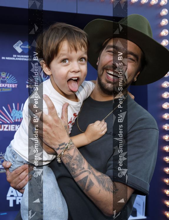 Zwolle 8 juli 2026
Muziekfeest op het Plein. Waylon had zijn zoontje mee genomen 