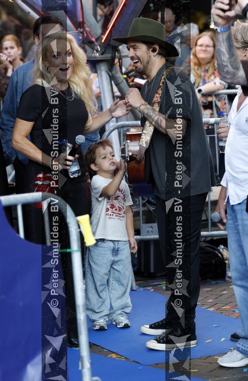 Zwolle 8 juli 2026
Muziekfeest op het Plein. Waylon had zijn zoontje mee genomen 