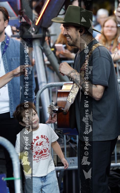 Zwolle 8 juli 2026
Muziekfeest op het Plein. Waylon had zijn zoontje mee genomen 