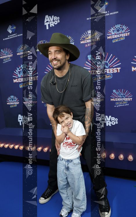 Zwolle, 8 Juli 2026
Muziekfeest Grote Markt
Waylon met zoontje