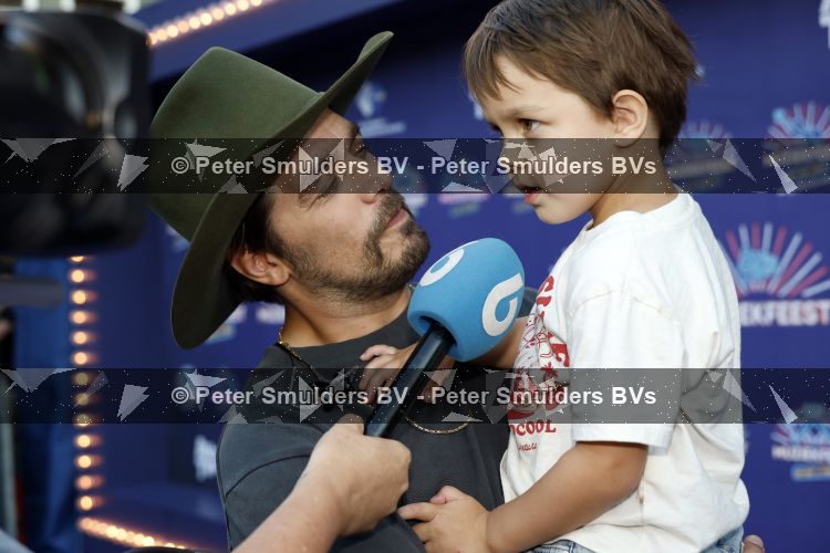 Zwolle, 8 Juli 2026
Muziekfeest Grote Markt
Waylon met zoontje