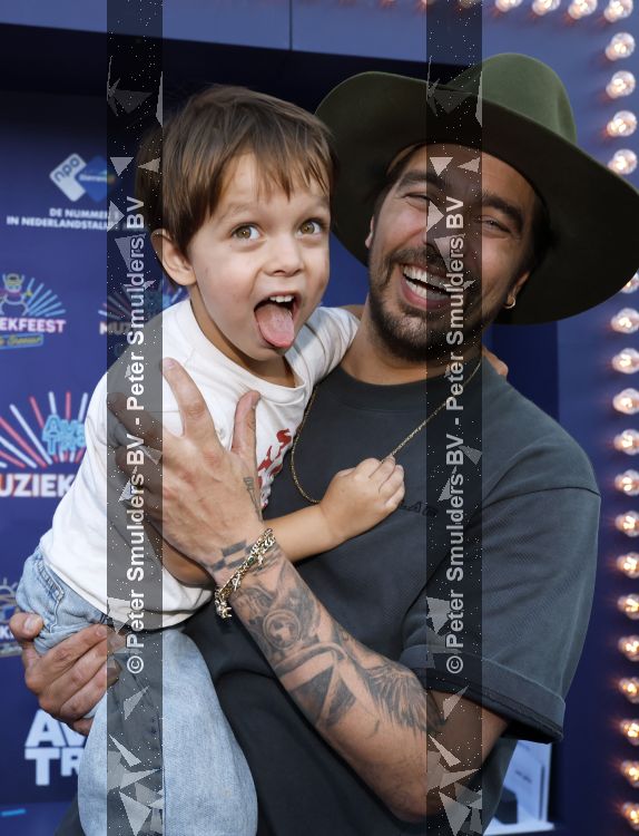 Zwolle, 8 Juli 2026
Muziekfeest Grote Markt
Waylon met zoontje