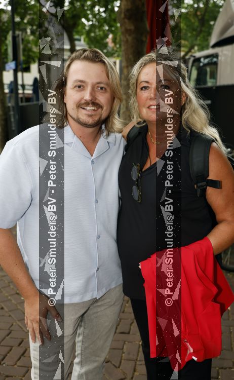 Zwolle, 8 Juli 2026
Muziekfeest Grote Markt
Wendy Karst vrouw van Rene Karst met zoon Thomas Karst