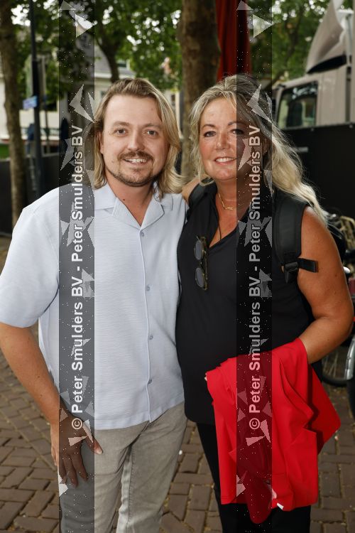Zwolle, 8 Juli 2026
Muziekfeest Grote Markt
Wendy Karst vrouw van Rene Karst met zoon Thomas Karst