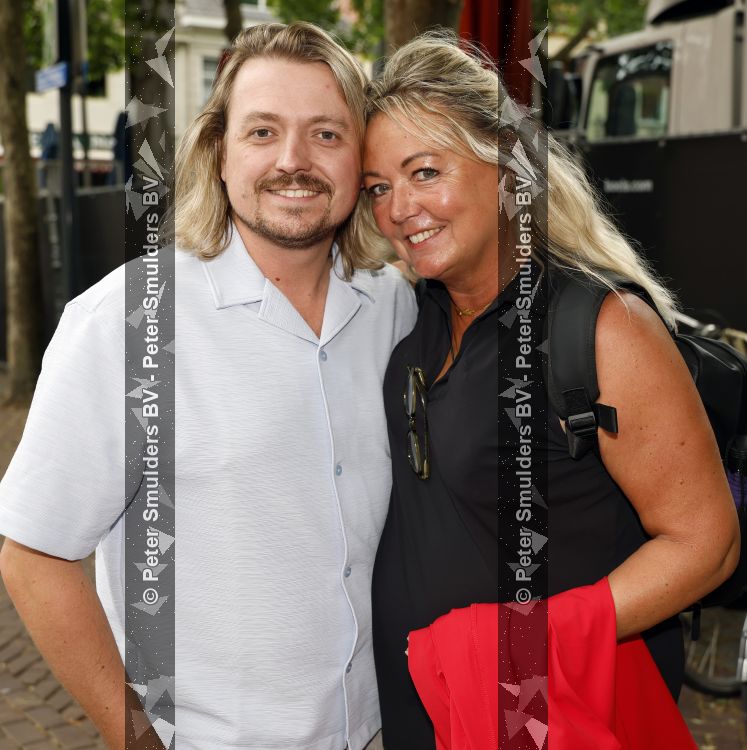 Zwolle, 8 Juli 2026
Muziekfeest Grote Markt
Wendy Karst vrouw van Rene Karst met zoon Thomas Karst