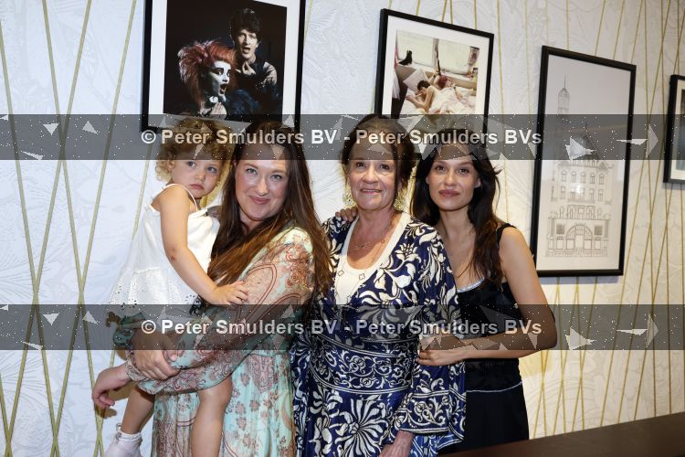 Amsterdam 11 juli 2026
Vandaag was het 25 jaar geleden dat Herman Brood zelf moord pleegde door van het Hilton Hotel af te springen .
Aanwezig Xandra Brood Holly Brood met partner Soy Kroon en Lola Brood met partner en 2 kinderen . Het vond Plaats in het Americain Hotel.