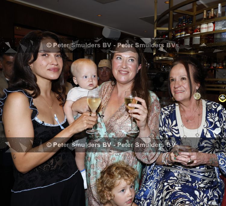 Amsterdam 11 juli 2026
Vandaag was het 25 jaar geleden dat Herman Brood zelf moord pleegde door van het Hilton Hotel af te springen .
Aanwezig Xandra Brood Holly Brood met partner Soy Kroon en Lola Brood met partner en 2 kinderen . Het vond Plaats in het Americain Hotel.