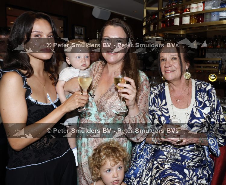 Amsterdam 11 juli 2026
Vandaag was het 25 jaar geleden dat Herman Brood zelf moord pleegde door van het Hilton Hotel af te springen .
Aanwezig Xandra Brood Holly Brood met partner Soy Kroon en Lola Brood met partner en 2 kinderen . Het vond Plaats in het Americain Hotel.