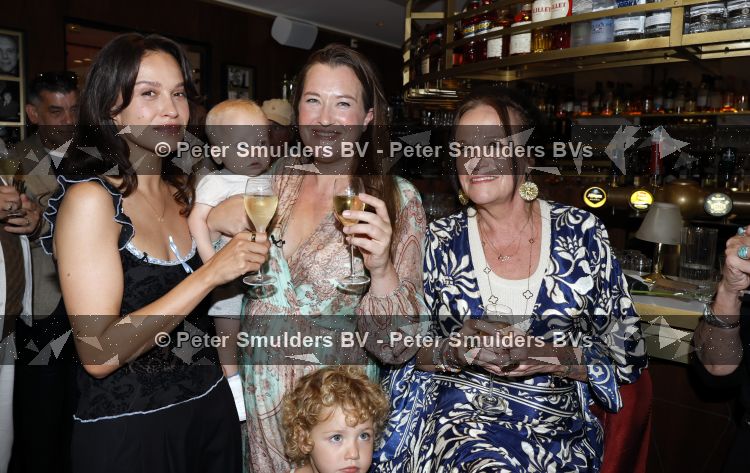 Amsterdam 11 juli 2026
Vandaag was het 25 jaar geleden dat Herman Brood zelf moord pleegde door van het Hilton Hotel af te springen .
Aanwezig Xandra Brood Holly Brood met partner Soy Kroon en Lola Brood met partner en 2 kinderen . Het vond Plaats in het Americain Hotel.