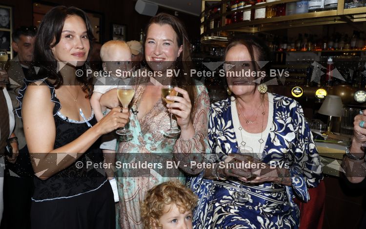 Amsterdam 11 juli 2026
Vandaag was het 25 jaar geleden dat Herman Brood zelf moord pleegde door van het Hilton Hotel af te springen .
Aanwezig Xandra Brood Holly Brood met partner Soy Kroon en Lola Brood met partner en 2 kinderen . Het vond Plaats in het Americain Hotel.