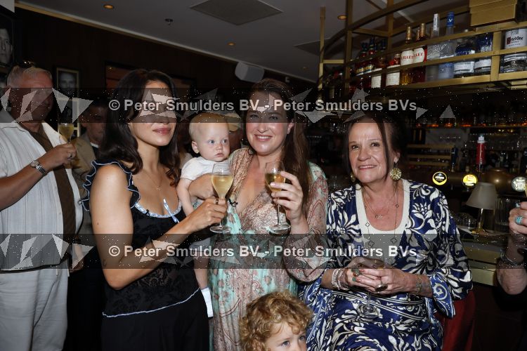 Amsterdam 11 juli 2026
Vandaag was het 25 jaar geleden dat Herman Brood zelf moord pleegde door van het Hilton Hotel af te springen .
Aanwezig Xandra Brood Holly Brood met partner Soy Kroon en Lola Brood met partner en 2 kinderen . Het vond Plaats in het Americain Hotel.