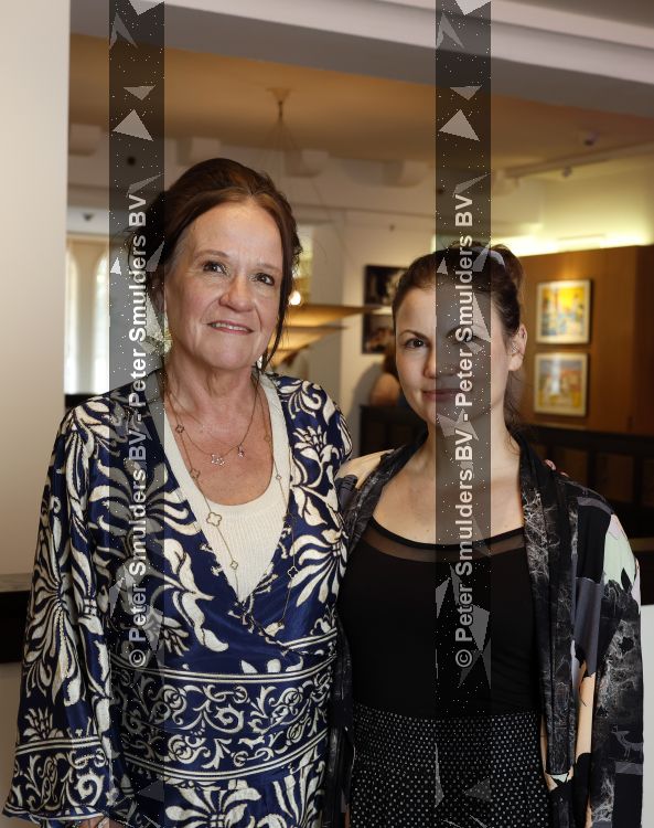 Amsterdam 11 juli 2026
Vandaag was het 25 jaar geleden dat Herman Brood zelf moord pleegde door van het Hilton Hotel af te springen .
Aanwezig Xandra Brood Holly Brood met partner Soy Kroon en Lola Brood met partner en 2 kinderen . Het vond Plaats in het Americain Hotel. Xandra Brood en Linda Hakeboom . Linda gaat een documentaire maken 