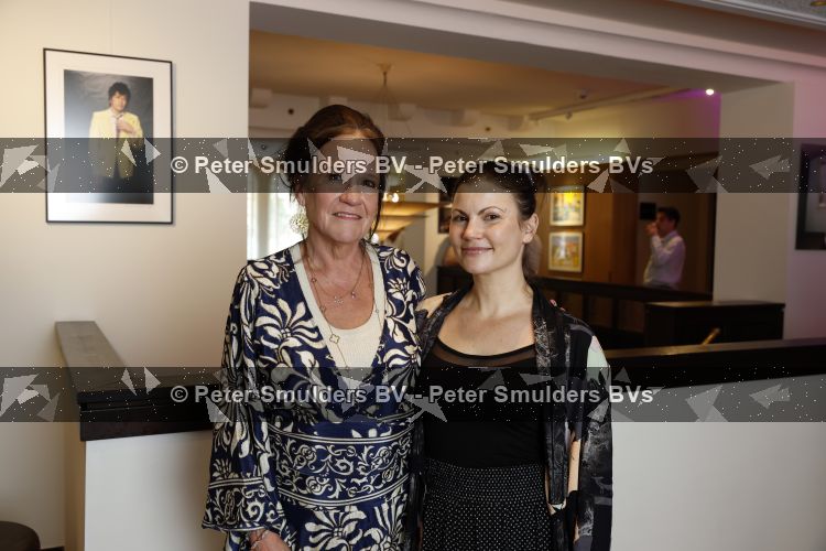 Amsterdam 11 juli 2026
Vandaag was het 25 jaar geleden dat Herman Brood zelf moord pleegde door van het Hilton Hotel af te springen .
Aanwezig Xandra Brood Holly Brood met partner Soy Kroon en Lola Brood met partner en 2 kinderen . Het vond Plaats in het Americain Hotel. Xandra Brood en Linda Hakeboom . Linda gaat een documentaire maken 