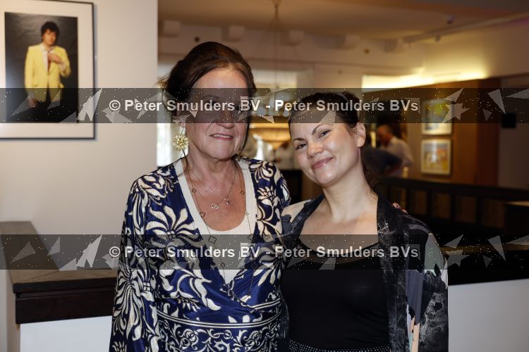 Amsterdam 11 juli 2026
Vandaag was het 25 jaar geleden dat Herman Brood zelf moord pleegde door van het Hilton Hotel af te springen .
Aanwezig Xandra Brood Holly Brood met partner Soy Kroon en Lola Brood met partner en 2 kinderen . Het vond Plaats in het Americain Hotel. Xandra Brood en Linda Hakeboom . Linda gaat een documentaire maken 