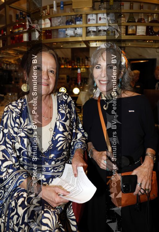 Amsterdam 11 juli 2026
Vandaag was het 25 jaar geleden dat Herman Brood zelf moord pleegde door van het Hilton Hotel af te springen .
Aanwezig Xandra Brood Holly Brood met partner Soy Kroon en Lola Brood met partner en 2 kinderen . Het vond Plaats in het Americain Hotel. Xandra Brood en Patricia Steur