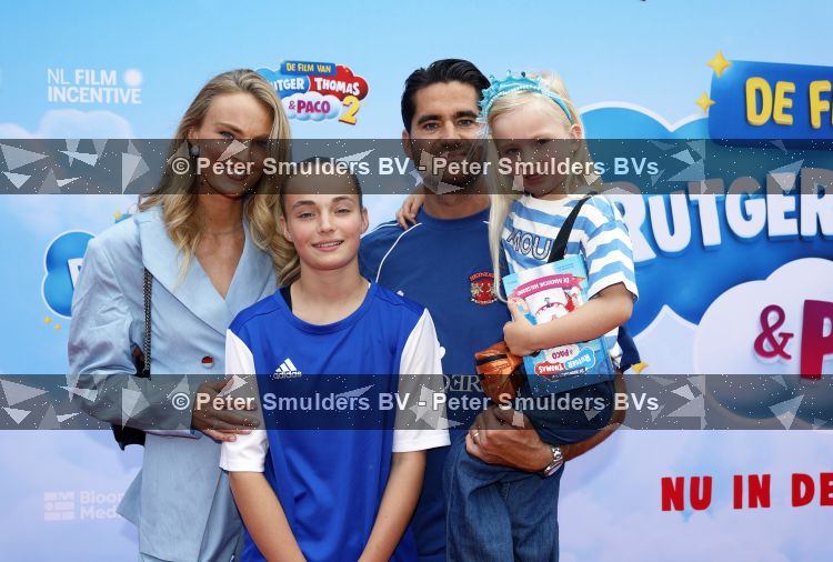 Amsterdam 31 mei 2026
Premiere Rutger Thomas en Paco 2 in Pathe Arena . Ymre Stiekema met man en dochters 