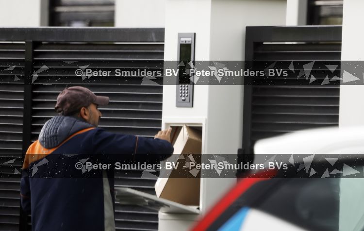Vinkeveen 16 mei 2026
Post NL en DHL geven post af bij Yves Berendse zijn nieuwe huis 