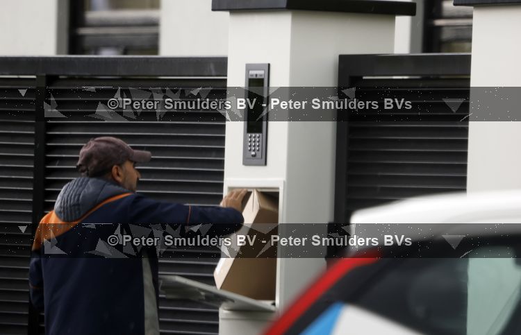 Vinkeveen 16 mei 2026
Post NL en DHL geven post af bij Yves Berendse zijn nieuwe huis 