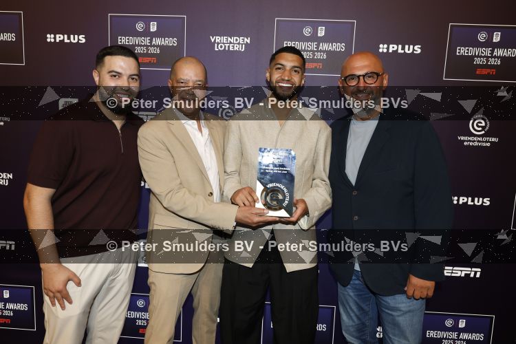 Maarssen 25 mei 2026
Ismael Saibari wordt gekozen tot beste speler van de nederlandse eredivie op het gala van ESPN in de Fabrique . ismael Saibari met zijn vader en Ali Dursun