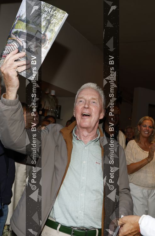 Blaricum 20 augustus 2026
Andre v Duin krijgt uit handen van Jacques Walch het eerste magazine overhandigd van makelaarskantoor Voorma en Walch.