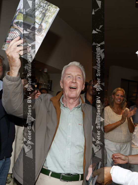 Blaricum 20 augustus 2026
Andre v Duin krijgt uit handen van Jacques Walch het eerste magazine overhandigd van makelaarskantoor Voorma en Walch.