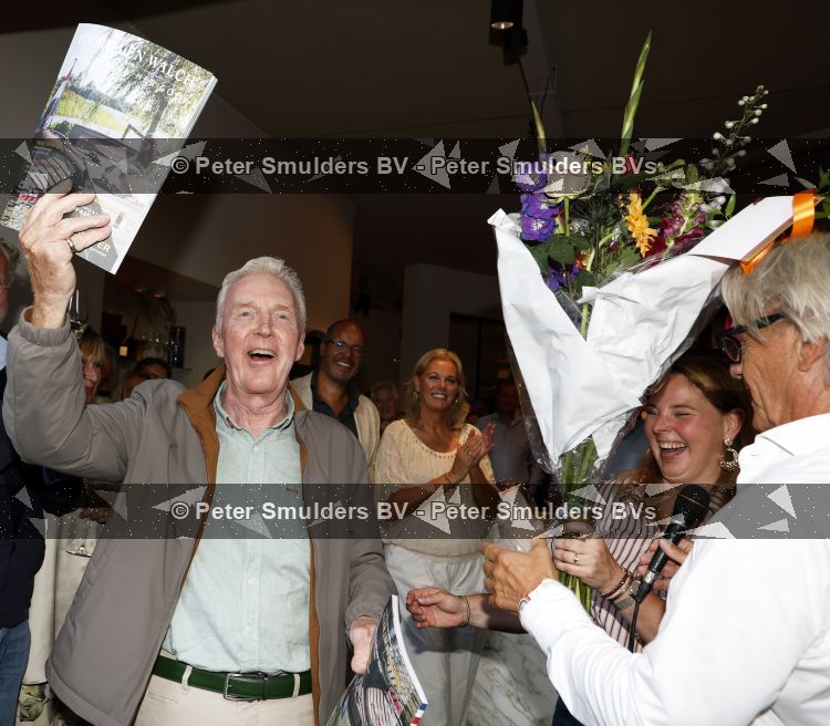 Blaricum 20 augustus 2026
Andre v Duin krijgt uit handen van Jacques Walch het eerste magazine overhandigd van makelaarskantoor Voorma en Walch.