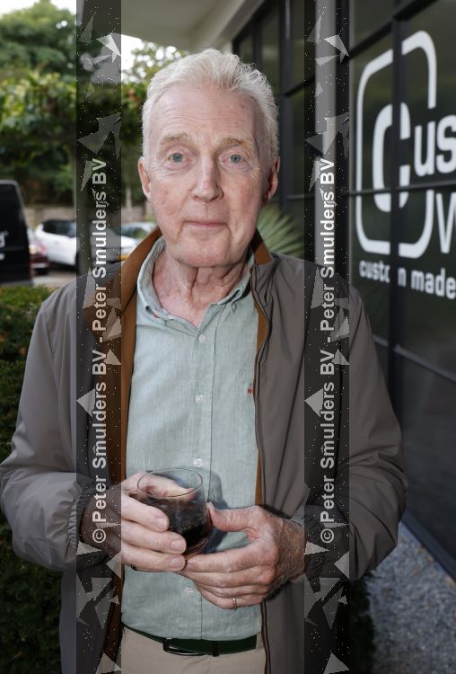 Blaricum 20 augustus 2026
Andre v Duin krijgt uit handen van Jacques Walch het eerste magazine overhandigd van makelaarskantoor Voorma en Walch.