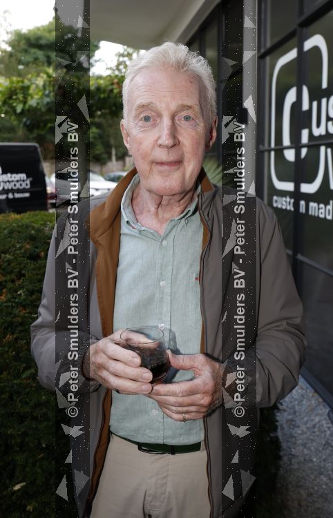 Blaricum 20 augustus 2026
Andre v Duin krijgt uit handen van Jacques Walch het eerste magazine overhandigd van makelaarskantoor Voorma en Walch.