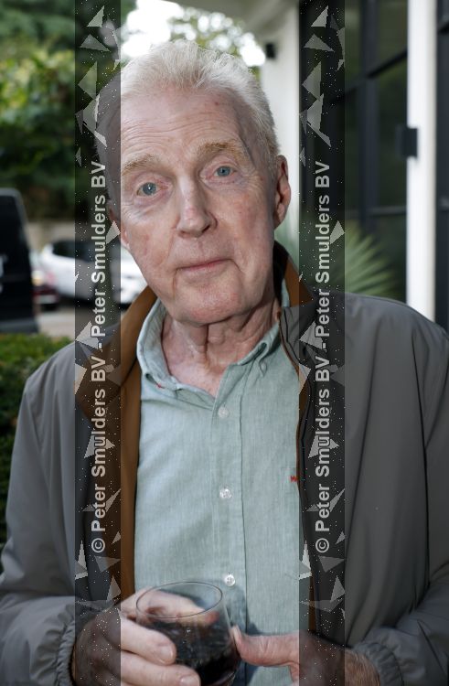 Blaricum 20 augustus 2026
Andre v Duin krijgt uit handen van Jacques Walch het eerste magazine overhandigd van makelaarskantoor Voorma en Walch.