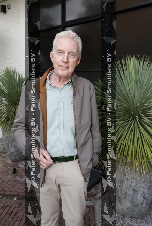 Blaricum 20 augustus 2026
Andre v Duin krijgt uit handen van Jacques Walch het eerste magazine overhandigd van makelaarskantoor Voorma en Walch.