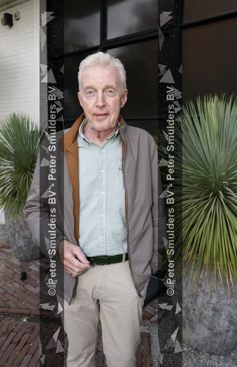 Blaricum 20 augustus 2026
Andre v Duin krijgt uit handen van Jacques Walch het eerste magazine overhandigd van makelaarskantoor Voorma en Walch.
